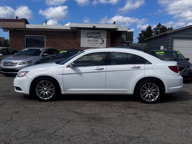 2012 Chrysler 200 Image 2