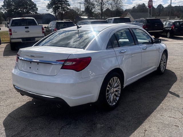 2012 Chrysler 200 Image 9