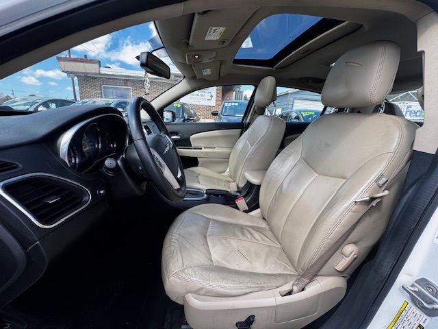 2012 Chrysler 200 Image 10