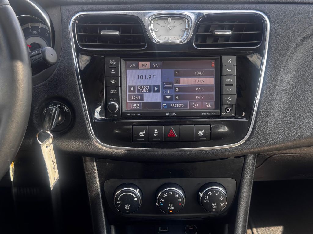 2012 Chrysler 200 Image 16