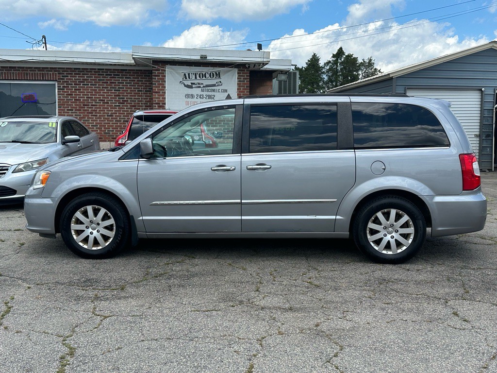 2015 Chrysler Town & Country Image 2