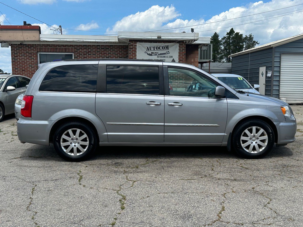2015 Chrysler Town & Country Image 3