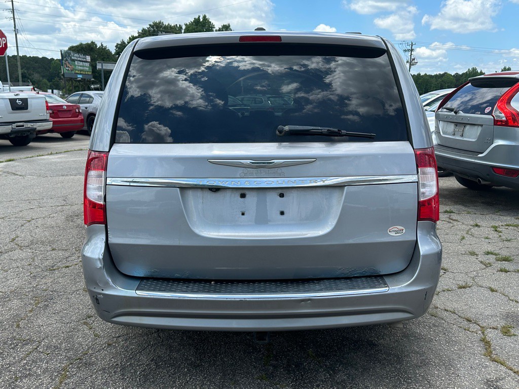 2015 Chrysler Town & Country Image 8