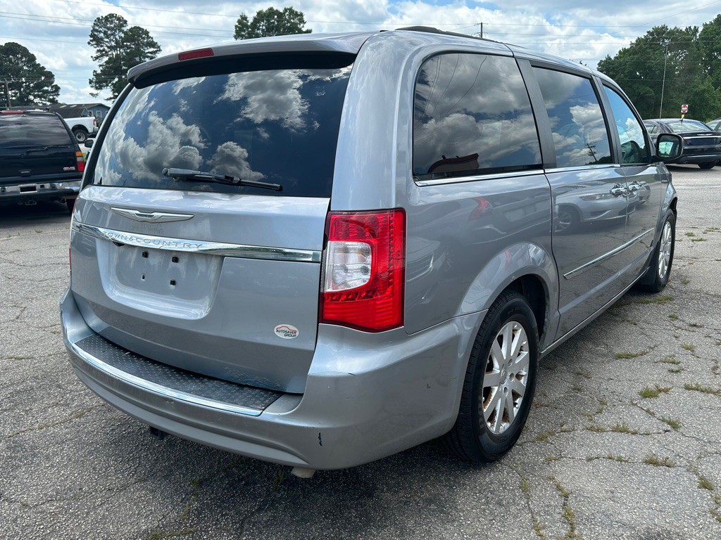 2015 Chrysler Town & Country Image 9
