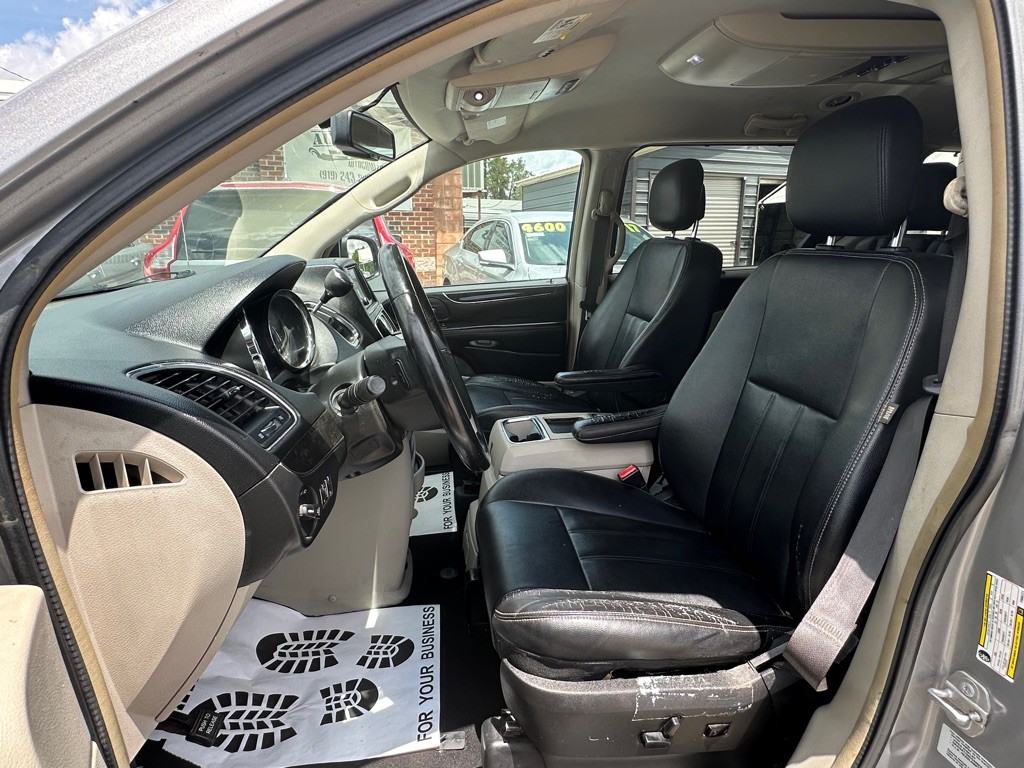 2015 Chrysler Town & Country Image 10