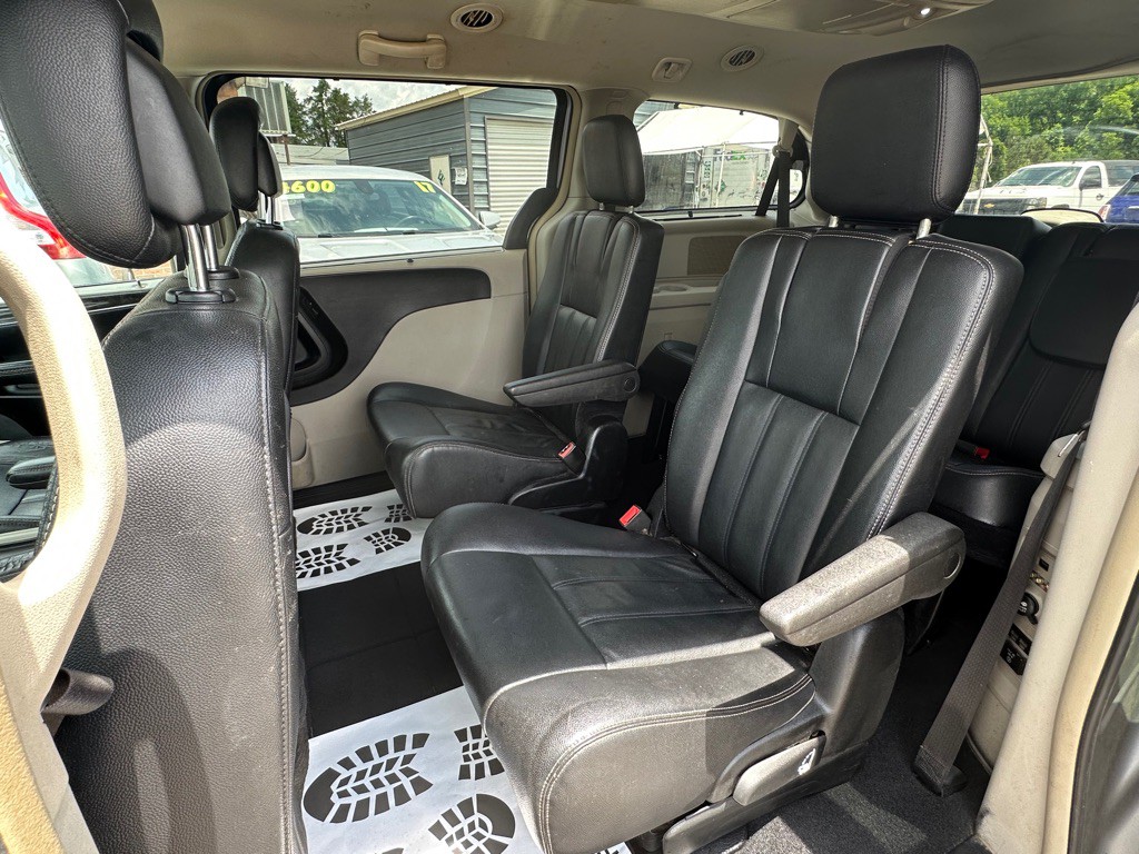 2015 Chrysler Town & Country Image 11