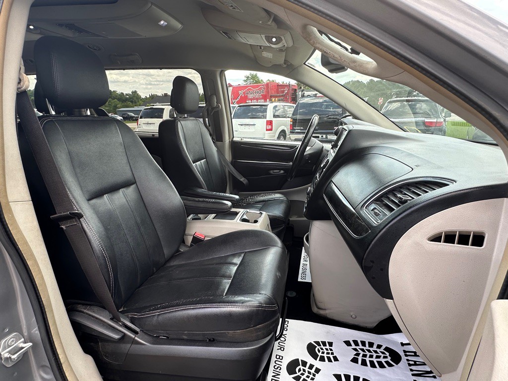 2015 Chrysler Town & Country Image 13