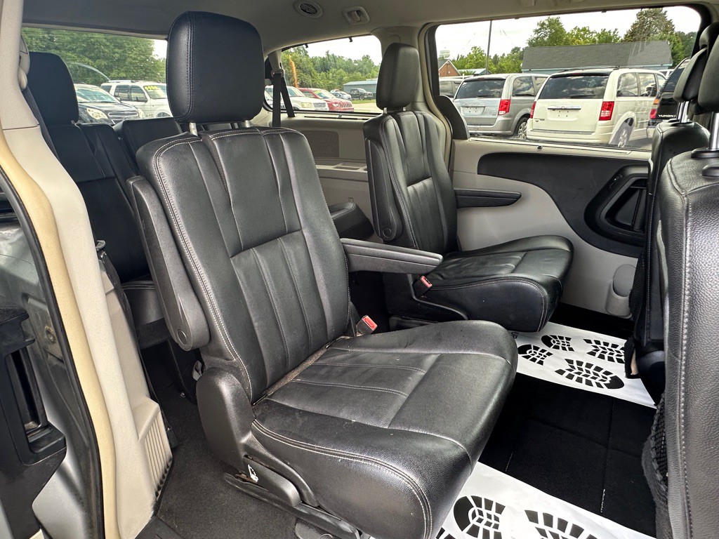 2015 Chrysler Town & Country Image 14