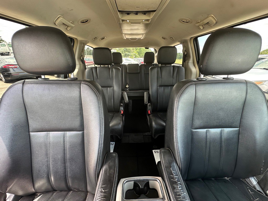 2015 Chrysler Town & Country Image 15