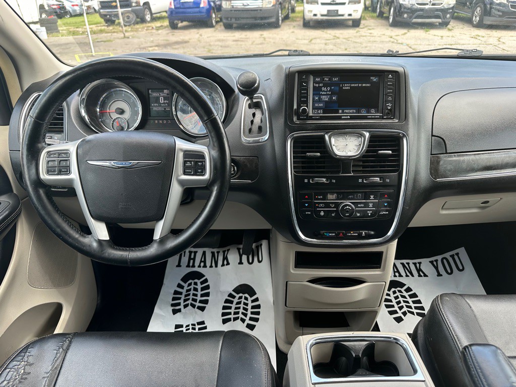 2015 Chrysler Town & Country Image 16