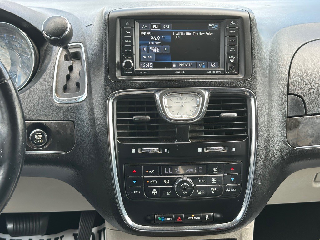 2015 Chrysler Town & Country Image 17