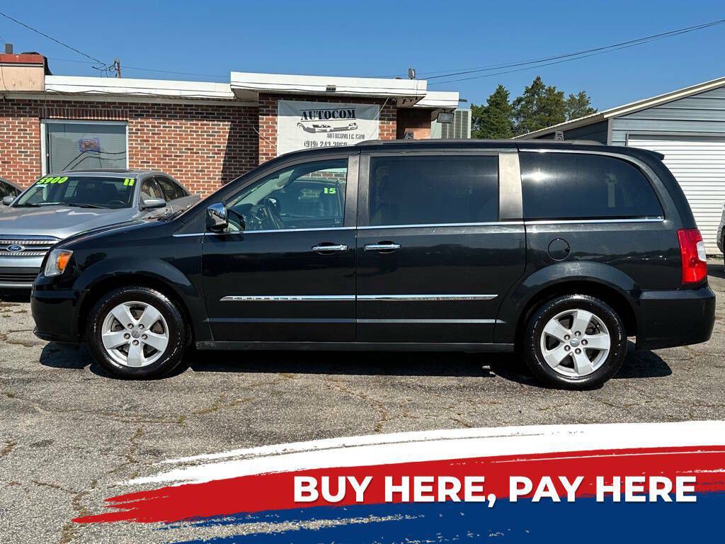 2015 Chrysler Town & Country Image 1