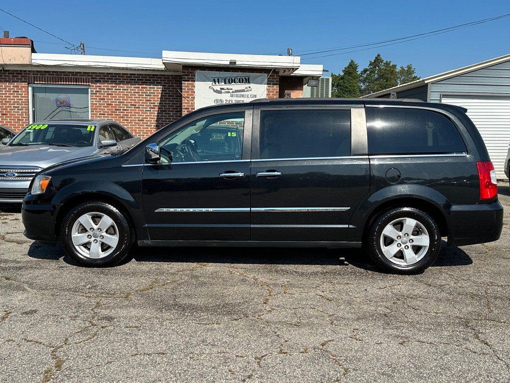 2015 Chrysler Town & Country Image 2
