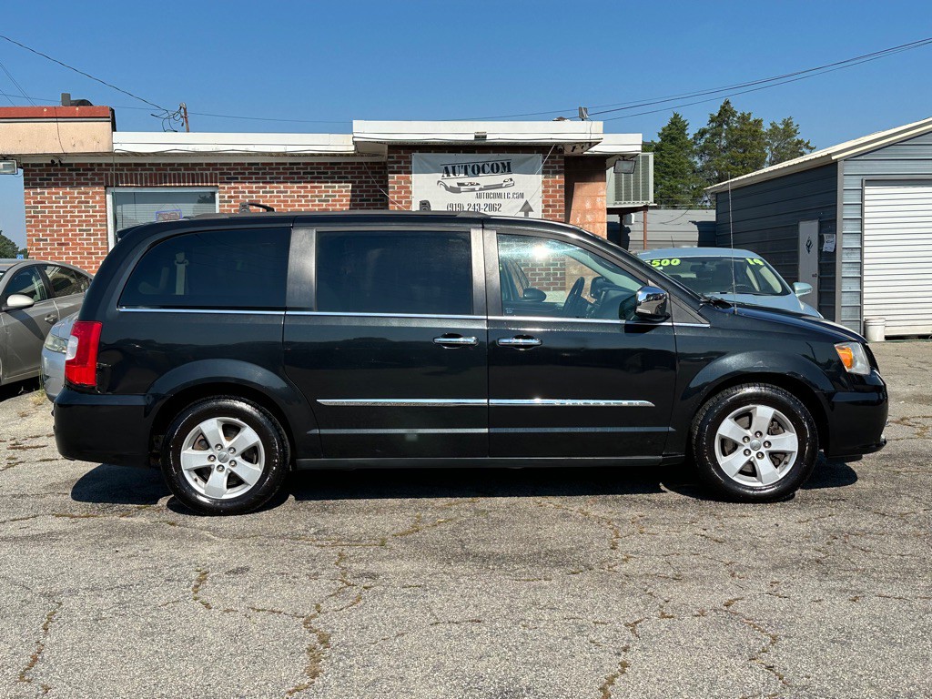 2015 Chrysler Town & Country Image 3