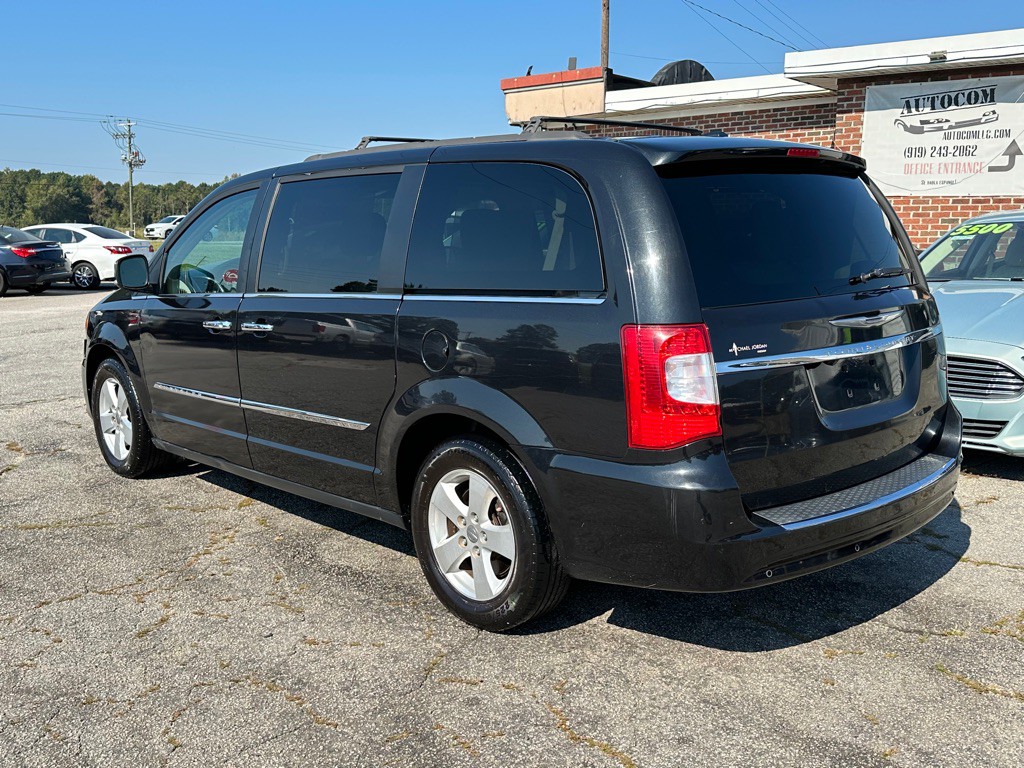 2015 Chrysler Town & Country Image 7
