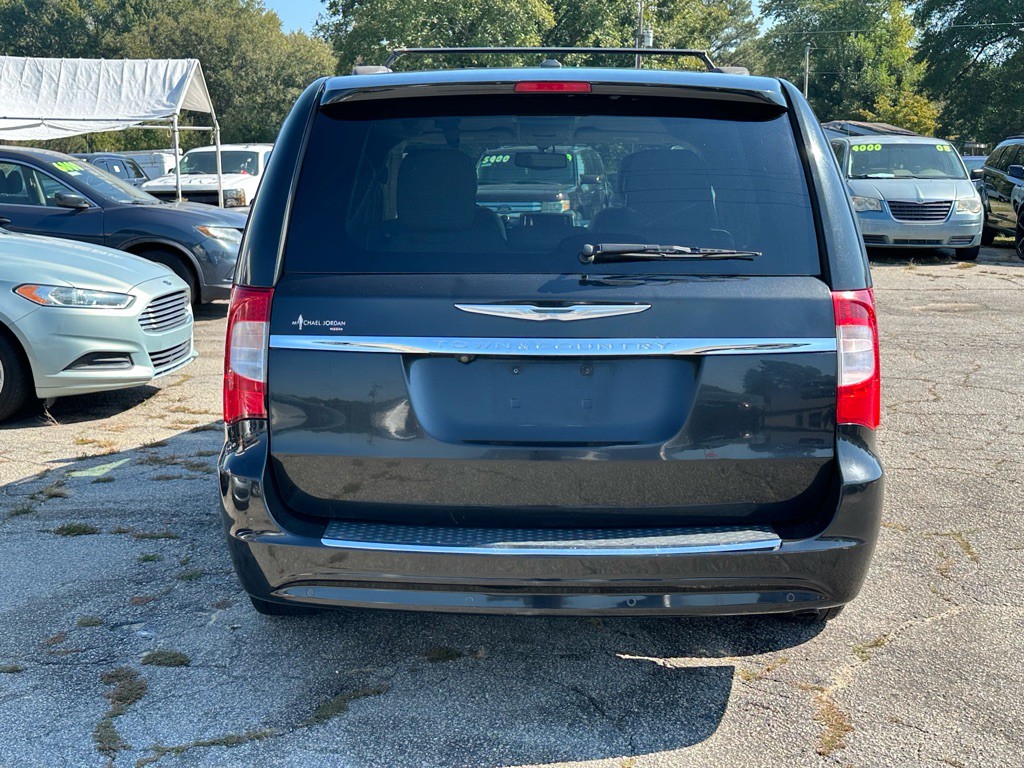 2015 Chrysler Town & Country Image 8
