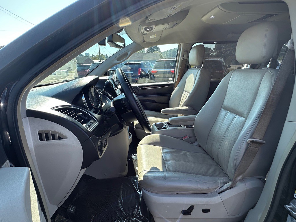 2015 Chrysler Town & Country Image 10