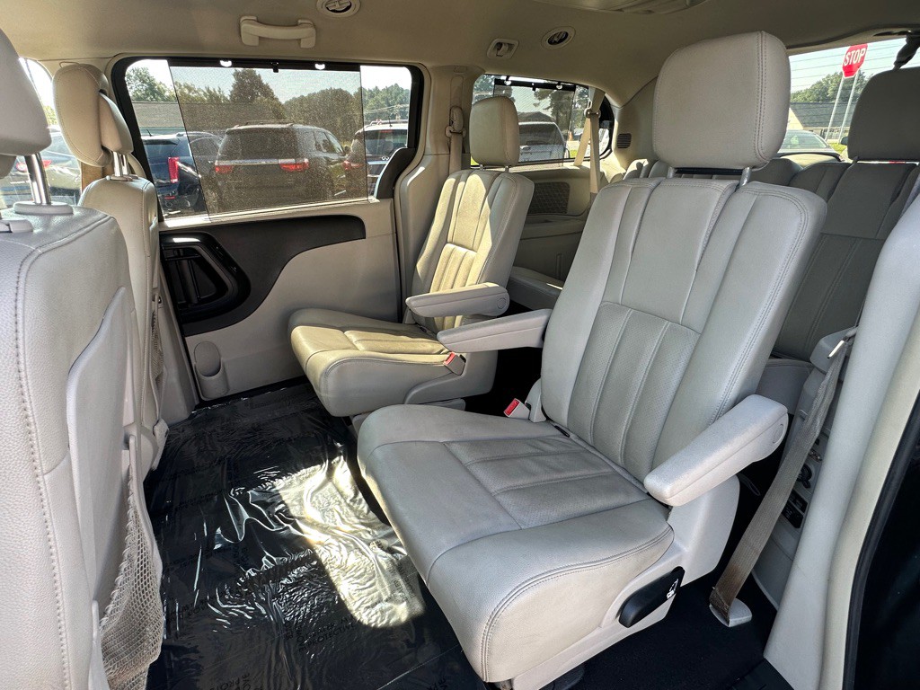 2015 Chrysler Town & Country Image 11