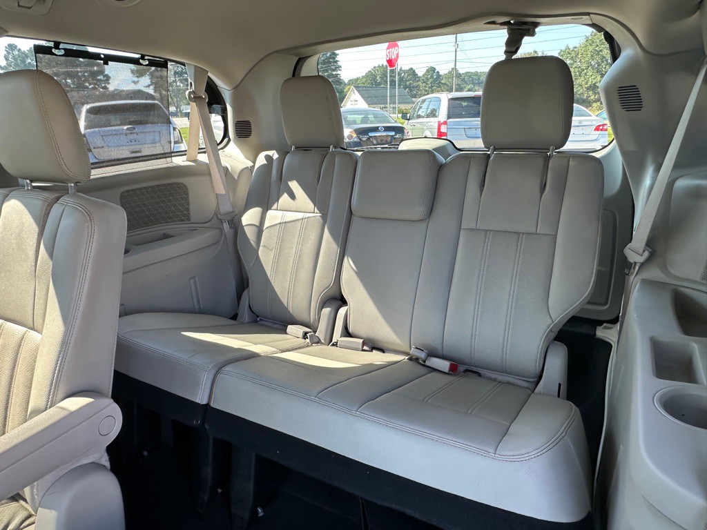 2015 Chrysler Town & Country Image 12