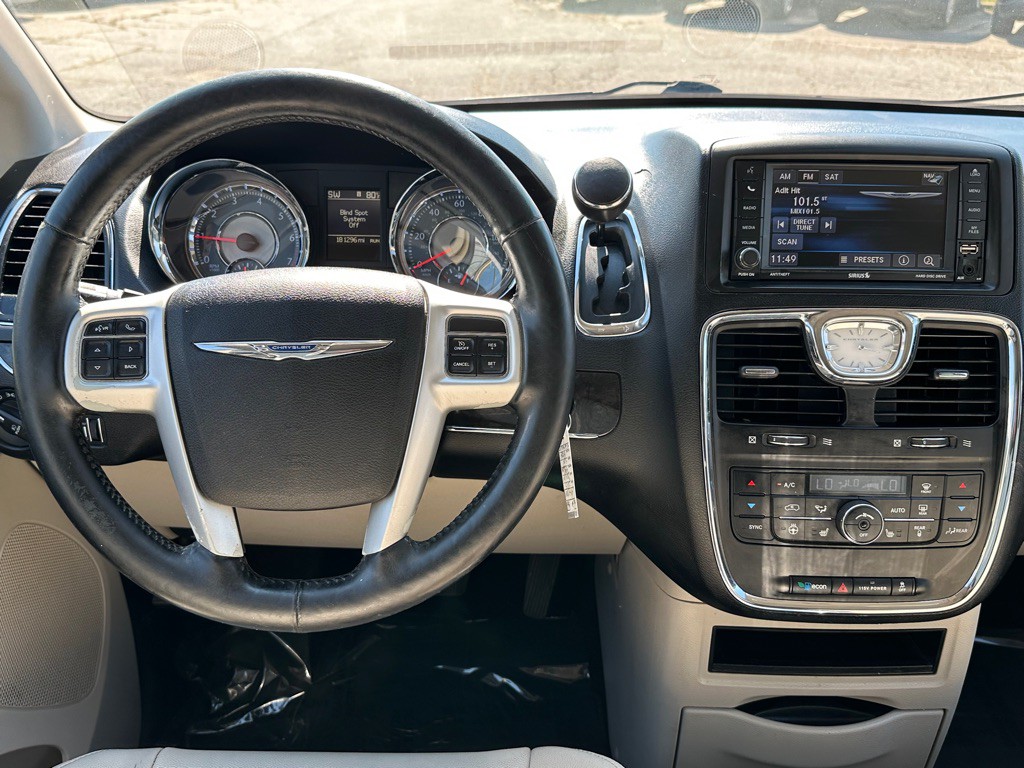 2015 Chrysler Town & Country Image 15