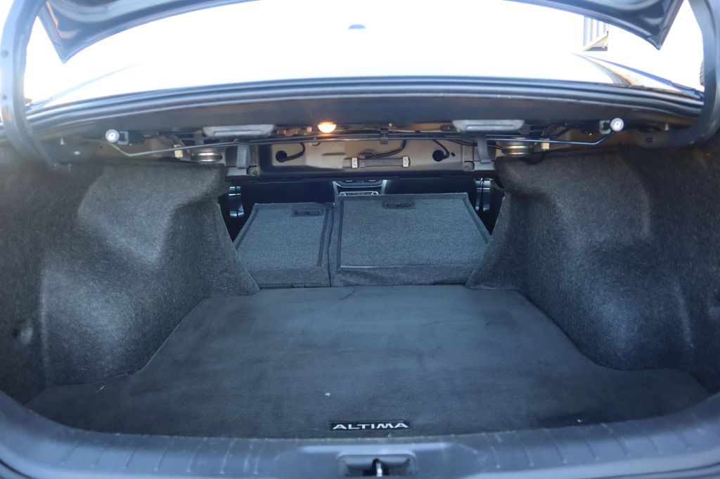 2019 Nissan Altima Image 40