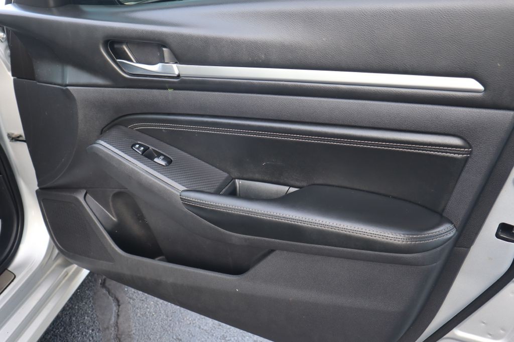 2019 Nissan Altima Image 40