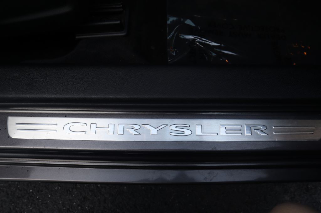 2015 Chrysler 300 Image 40