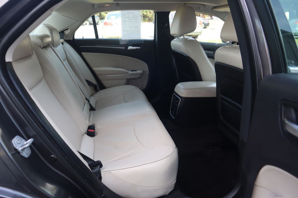 2015 Chrysler 300 Image 41