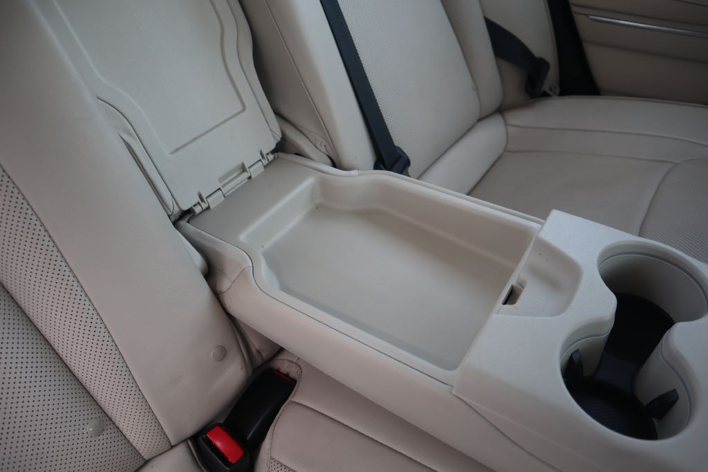 2015 Chrysler 300 Image 43