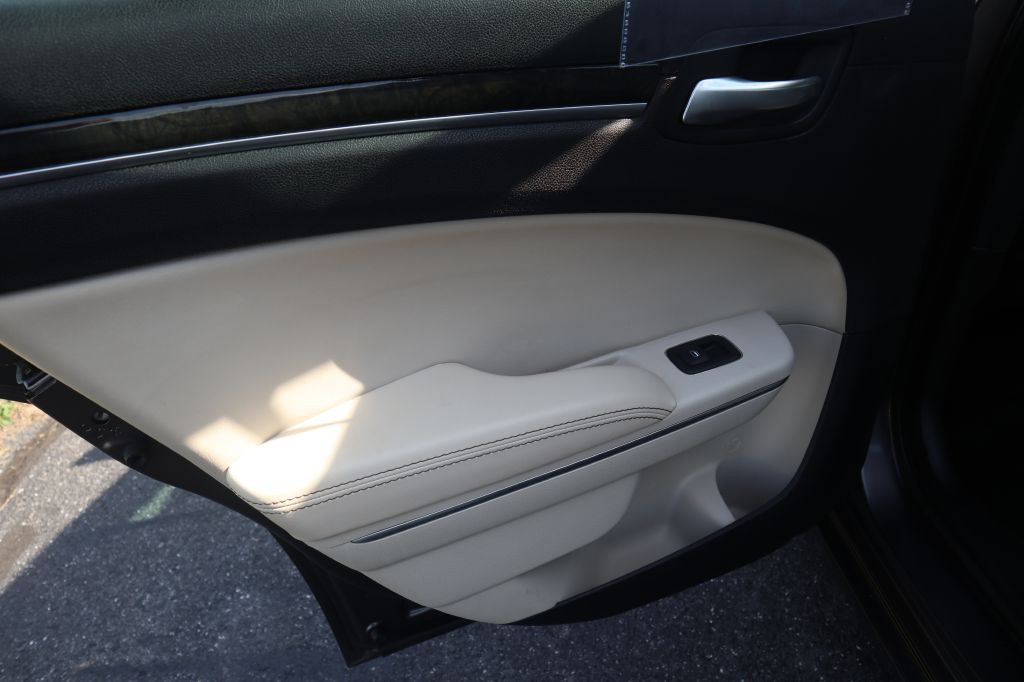 2015 Chrysler 300 Image 48