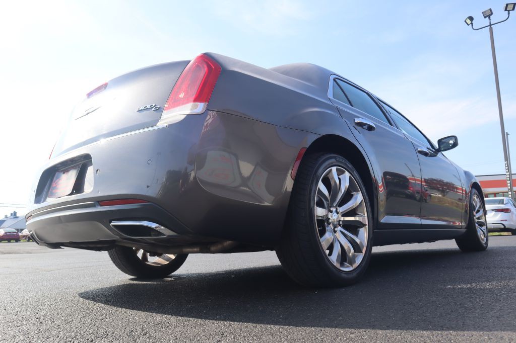 2015 Chrysler 300 Image 17