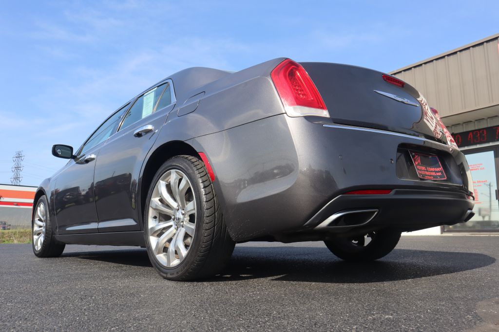 2015 Chrysler 300 Image 18