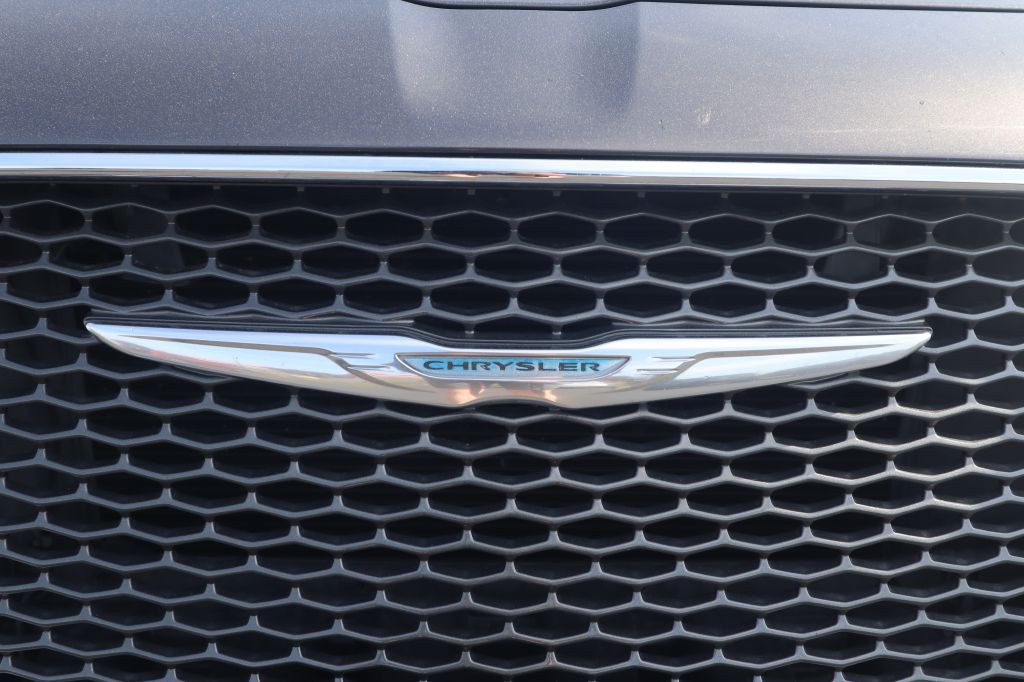 2015 Chrysler 300 Image 22
