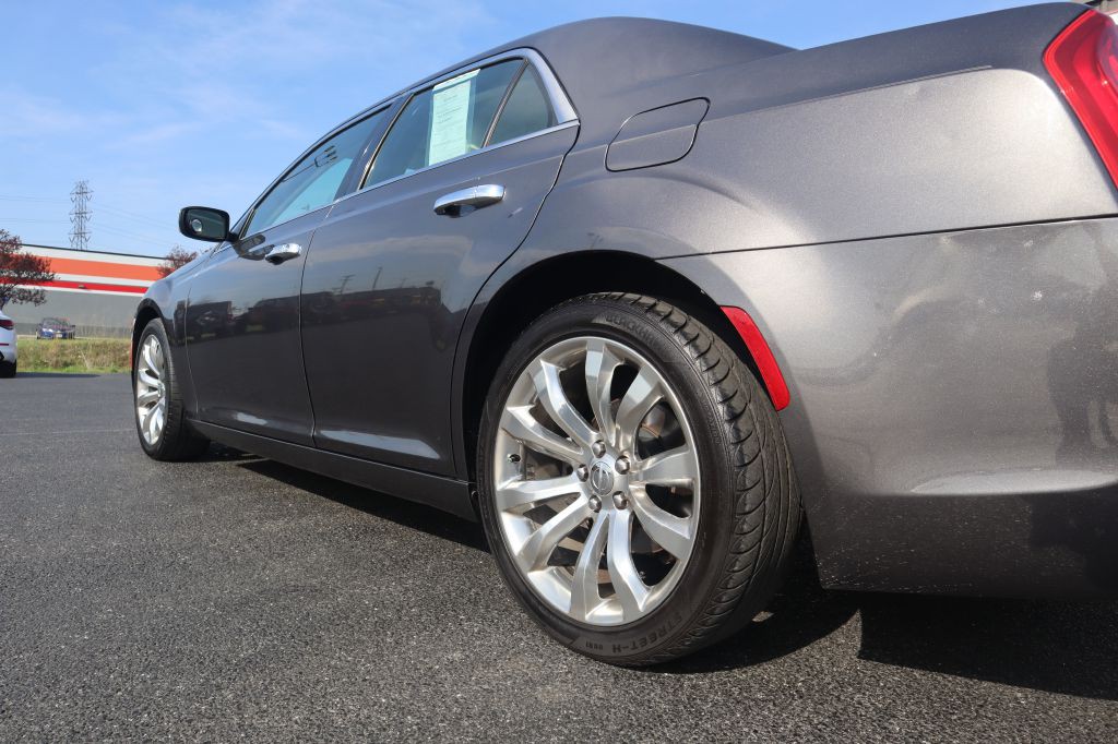 2015 Chrysler 300 Image 26