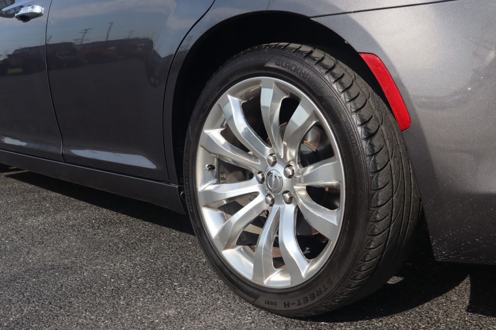 2015 Chrysler 300 Image 27