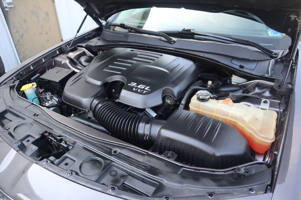 2015 Chrysler 300 Image 33