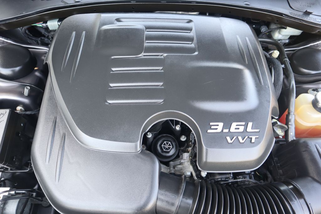 2015 Chrysler 300 Image 36