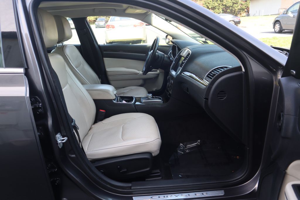 2015 Chrysler 300 Image 38