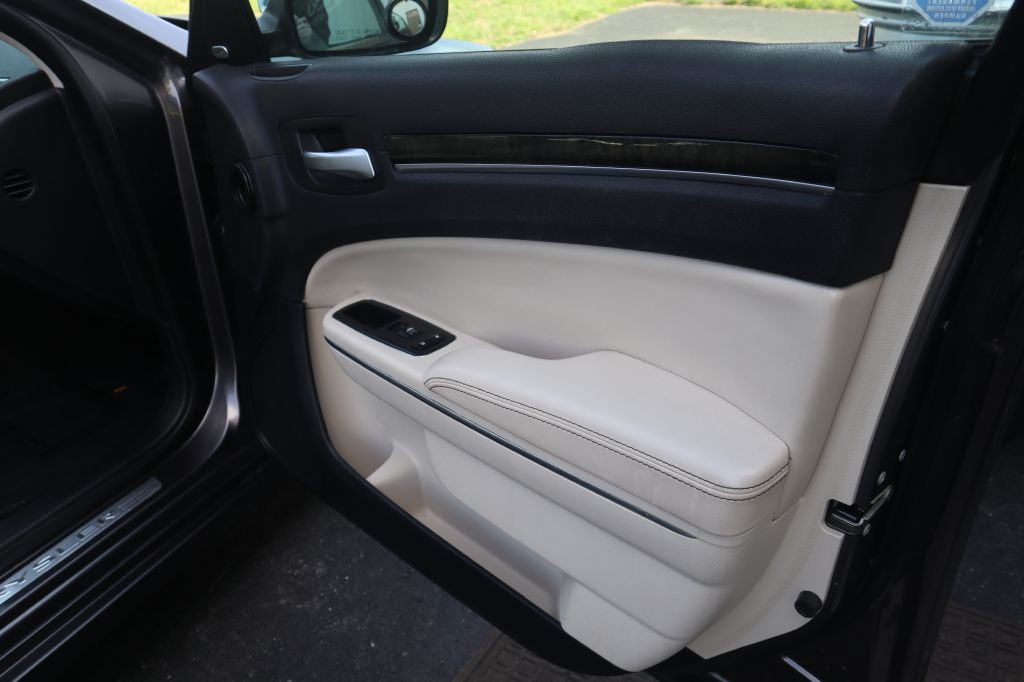 2015 Chrysler 300 Image 39