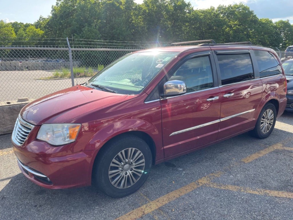 2013 Chrysler Town & Country Image 2