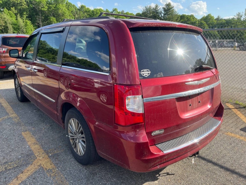 2013 Chrysler Town & Country Image 3