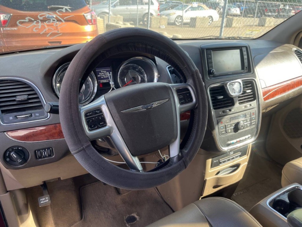 2013 Chrysler Town & Country Image 5