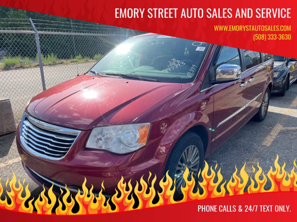 2013 Chrysler Town & Country Image 1