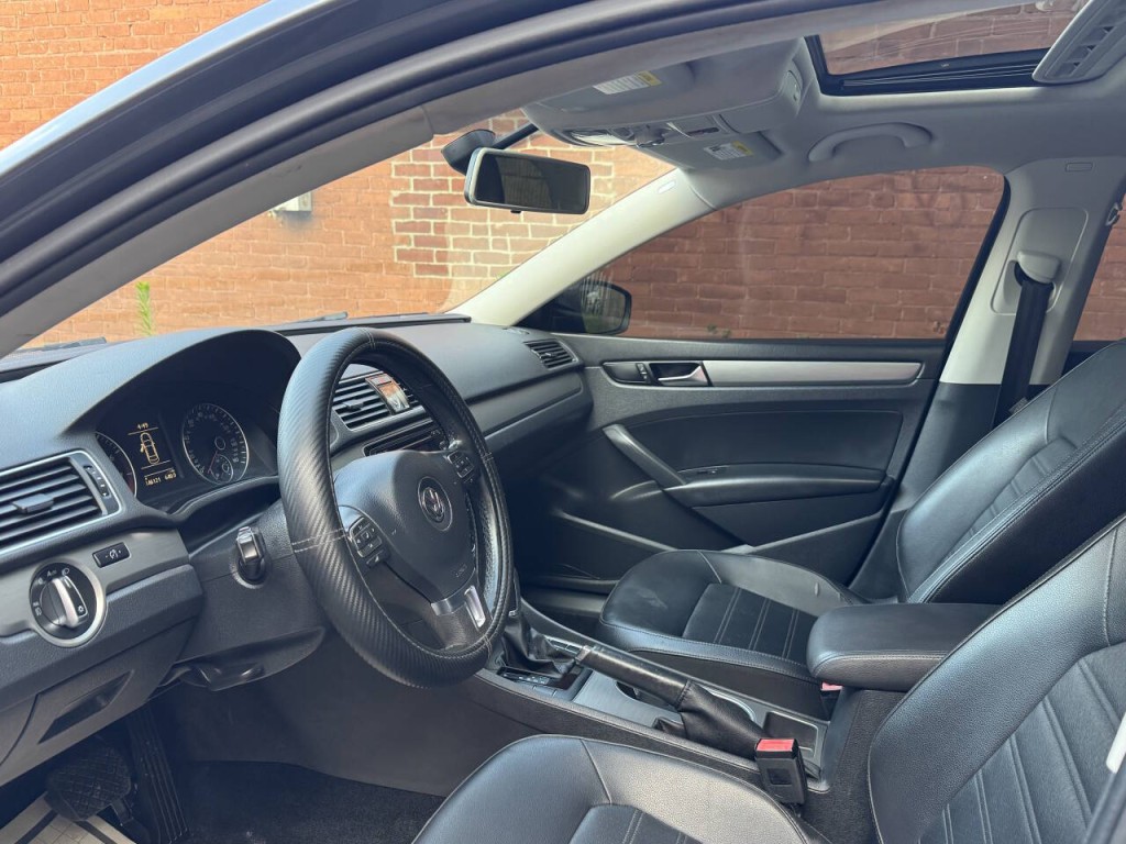 2015 Volkswagen Passat Image 11