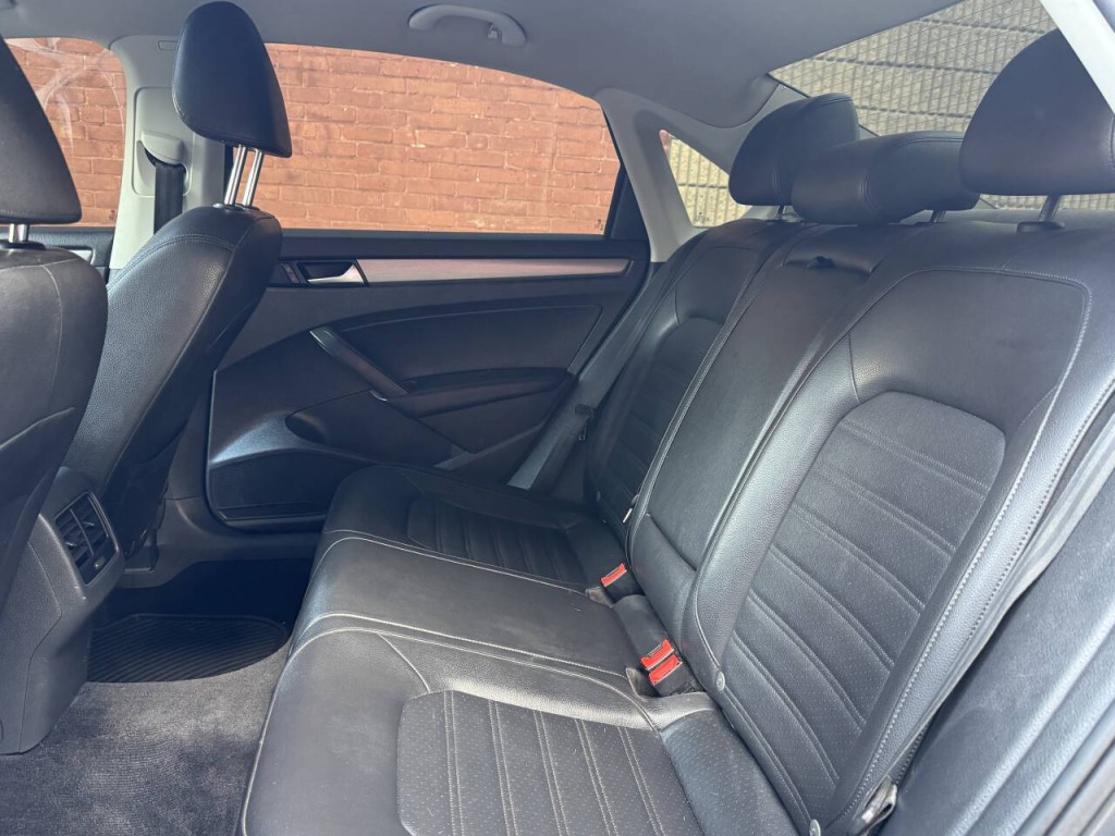 2015 Volkswagen Passat Image 14