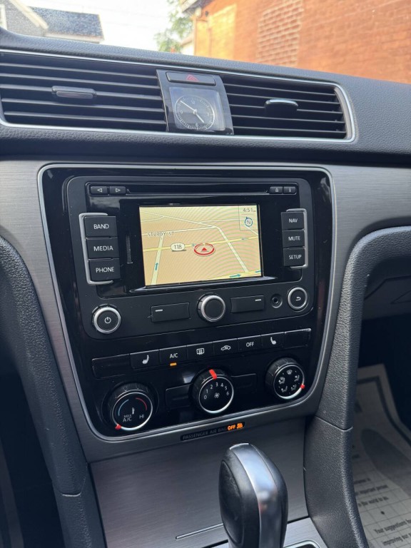 2015 Volkswagen Passat Image 17