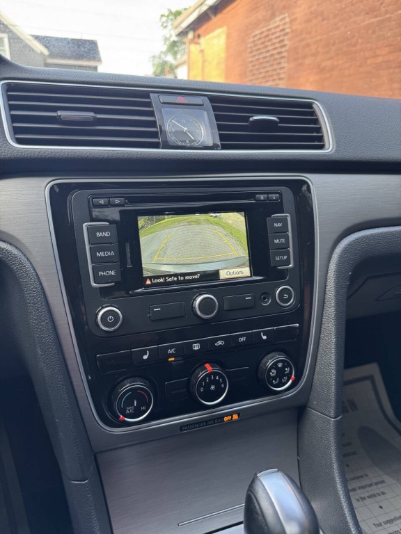 2015 Volkswagen Passat Image 18