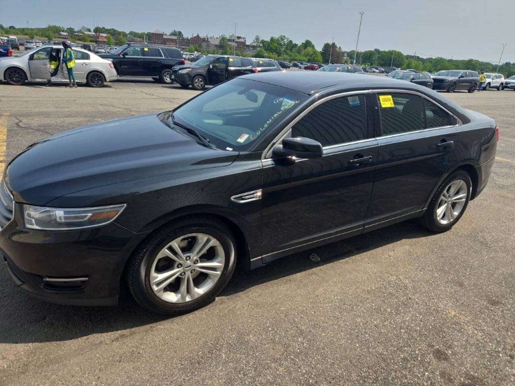 2015 Ford Taurus Image 1