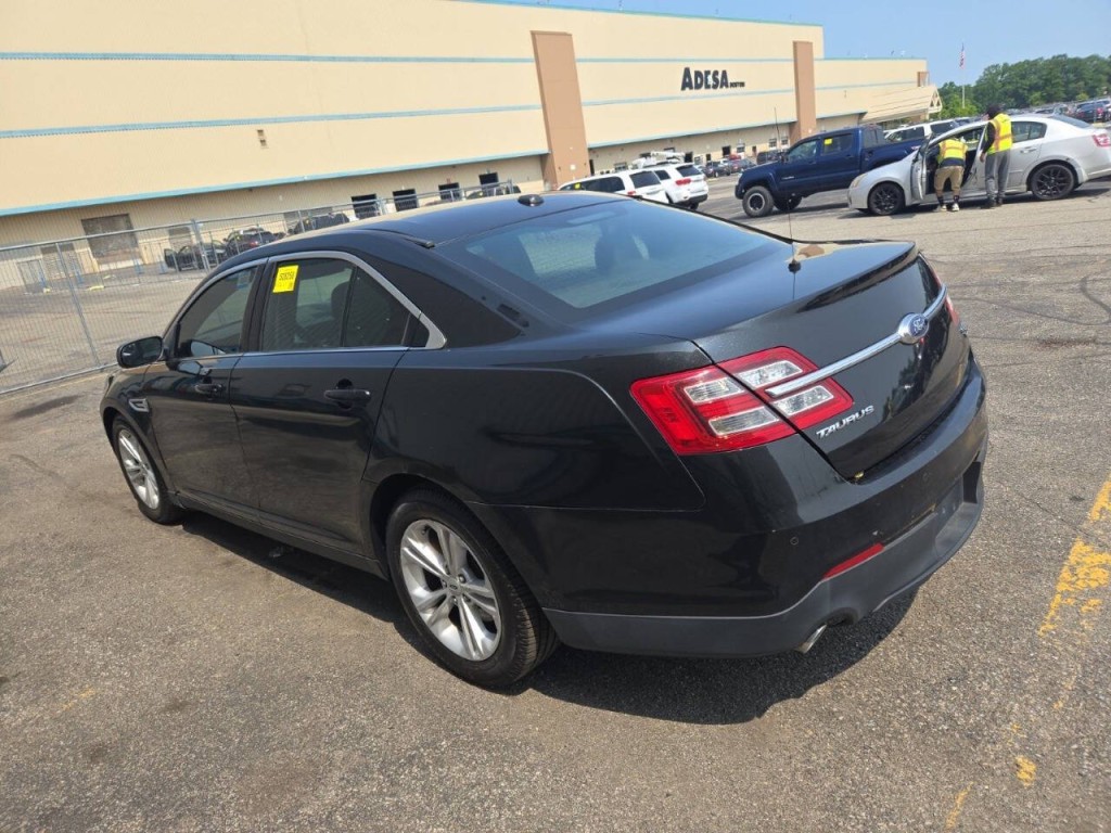 2015 Ford Taurus Image 3