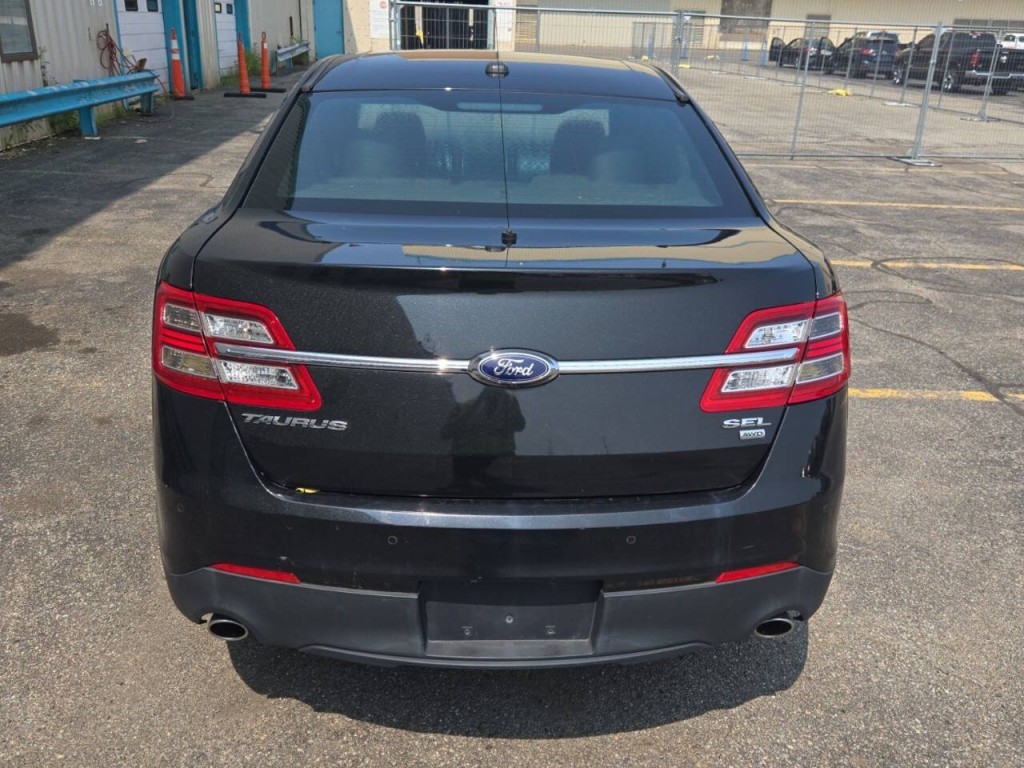 2015 Ford Taurus Image 7